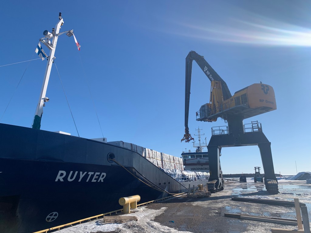 The crane alongside Ruyter in Hamina
